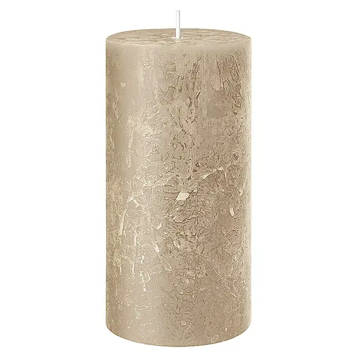 Stumpenkerze Rustic Safe - Ø x H: 6 x 8 cm, Sahara - Nahaufnahme einer beigen Stumpenkerze mit einer leicht strukturierten Oberfläche und einem weißen Docht, ideal für eine gemütliche Atmosphäre.