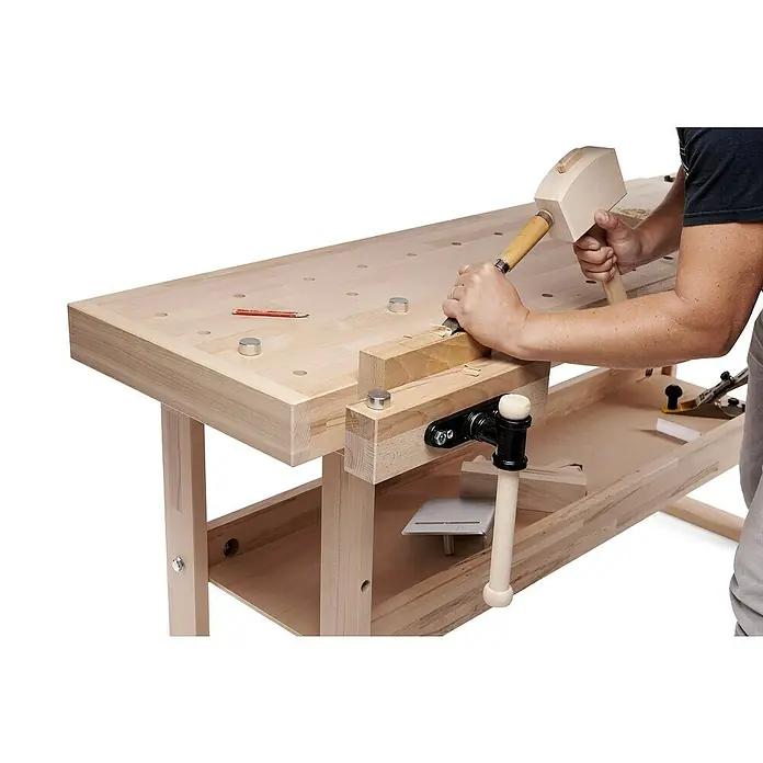 Ramia Hobelbank Advanced 1500 - L x B: 1.500 x 650 mm, Arbeitshöhe: 850 mm, Holz - Bild einer Hobelbank mit einer Holzbearbeitungsszene, die die Qualität und Funktionalität der Werkbank hervorhebt.
