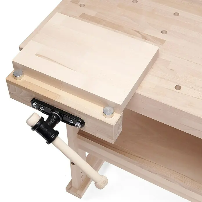 Ramia Hobelbank Advanced 1700 - L x B: 1.700 x 650 mm, Arbeitshöhe: 850 mm, Holz - Detailaufnahme einer Hobelbank mit Schraubstock, ideal für Holzbearbeitung und Handwerksprojekte. Stabile Konstruktion und präzise Verarbeitung.