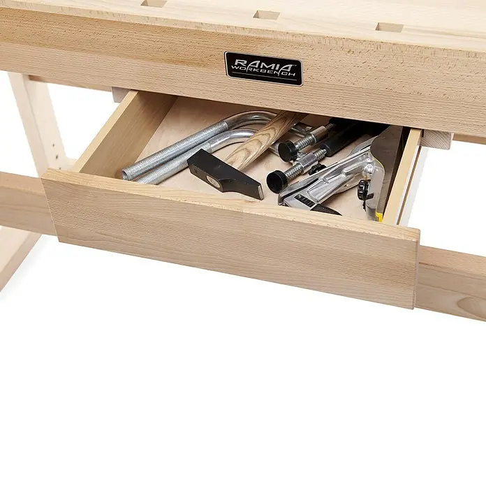 Ramia Hobelbank Premium 1 - L x B: 2.120 x 760 mm, Arbeitshöhe: 860 mm, Holz - Schublade eines Ramia-Werktisches mit Werkzeugen gefüllt, darunter Hammer, Schraubzwingen und anderes Zubehör.