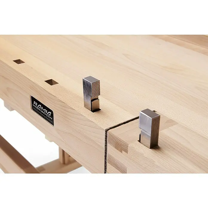 Ramia Hobelbank Premium 1 - L x B: 2.120 x 760 mm, Arbeitshöhe: 860 mm, Holz - Nahaufnahme einer Ramia-Werkbank mit Metallstiften, die in Holzlöcher eingesetzt sind.
