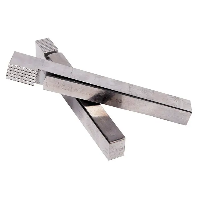 Ramia Hobelbank Premium 1 - L x B: 2.120 x 760 mm, Arbeitshöhe: 860 mm, Holz - Nahaufnahme von drei zahngeformten Werkzeugen aus Metall auf schwarzem Hintergrund, die ein interessantes Muster bilden.