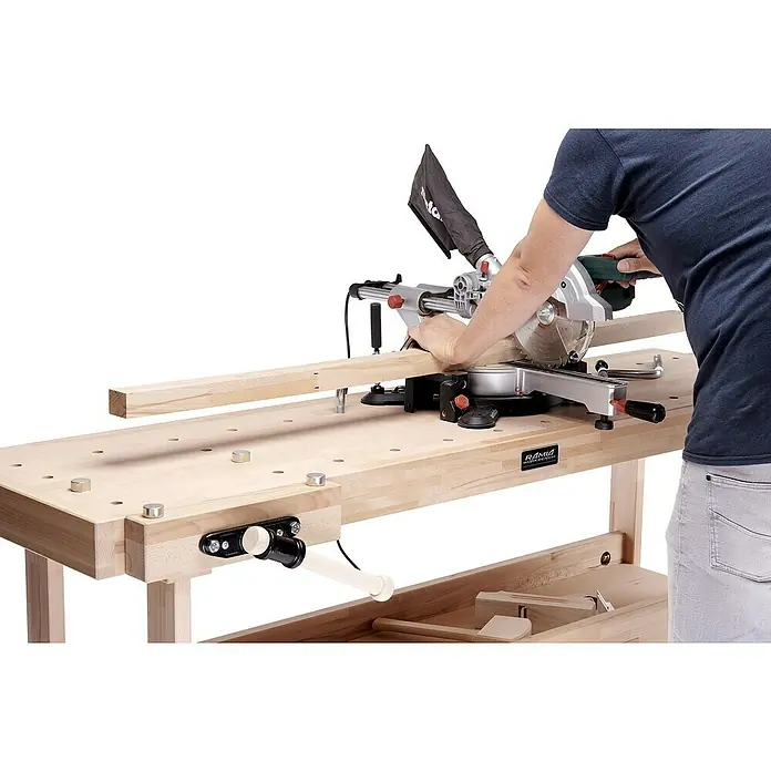 Ramia Hobelbank Advanced 1700 - L x B: 1.700 x 650 mm, Arbeitshöhe: 850 mm, Holz - Eine Ramia Werkbank wird mit einer Kappsäge und einem Holzbalken benutzt, um ein präzises und professionelles Ergebnis zu erzielen.