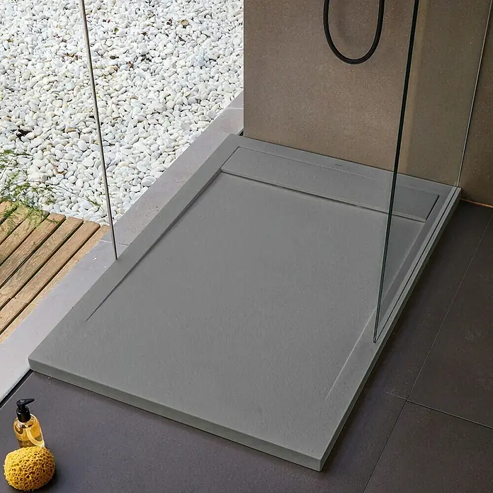 Camargue Manhattan Duschwanne - L x B: 140 x 80 cm, Grau - Detailaufnahme einer modernen, grauen Duschwanne mit minimalistischem Design und klaren Linien, ergänzt durch eine Glasabtrennung.
