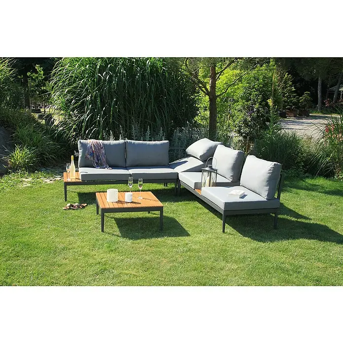 Acamp Loungemöbel-Set Paros - 4 -tlg., Akazie, Anthrazit, Braun, Silbergrau - Graue Gartenlounge-Garnitur mit Tisch und Deko auf einer grünen Rasenfläche. Ideal für entspannte Stunden im Freien.