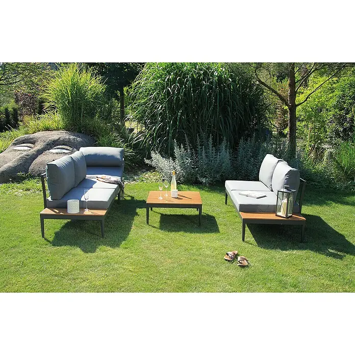 Acamp Loungemöbel-Set Paros - 4 -tlg., Akazie, Anthrazit, Braun, Silbergrau - Das Bild zeigt eine moderne Gartenmöbel-Loungegruppe mit grauem Polster und Holztisch auf einem grünen Rasen, ideal zum Entspannen im Freien.