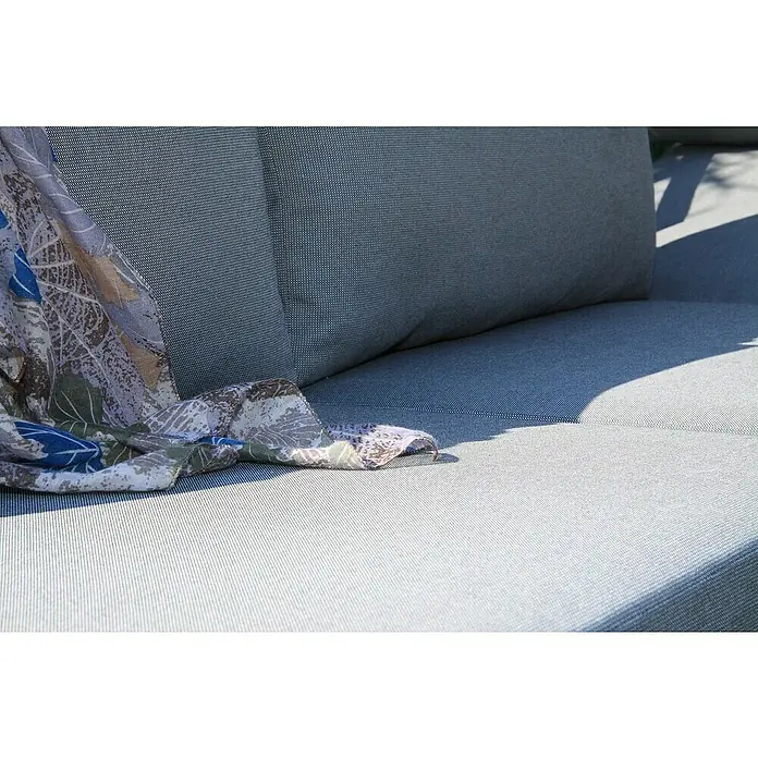 Acamp Loungemöbel-Set Paros - 4 -tlg., Akazie, Anthrazit, Braun, Silbergrau - Nahaufnahme eines grauen Sofas mit Kissen und einer bunten Decke, die lässig darüber drapiert ist. Das Sofa lädt zum Entspannen im Freien ein.