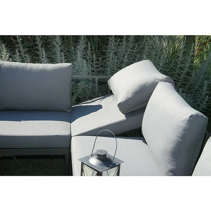 Acamp Loungemöbel-Set Paros - 4 -tlg., Akazie, Anthrazit, Braun, Silbergrau - Nahaufnahme einer grauen Gartenlounge mit Polstern und einer Laterne, die ein stilvolles und entspannendes Ambiente für den Außenbereich schafft.