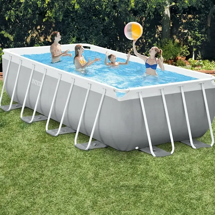 Intex Piscina Quick-Up Prisma Quadra - L x An x Al: 488 x 244 x 107 cm, Gris, 10.874 l - Una piscina rectangular Intex en un jardín con gente jugando. Ofrece diversión refrescante para toda la familia en su propio jardín.