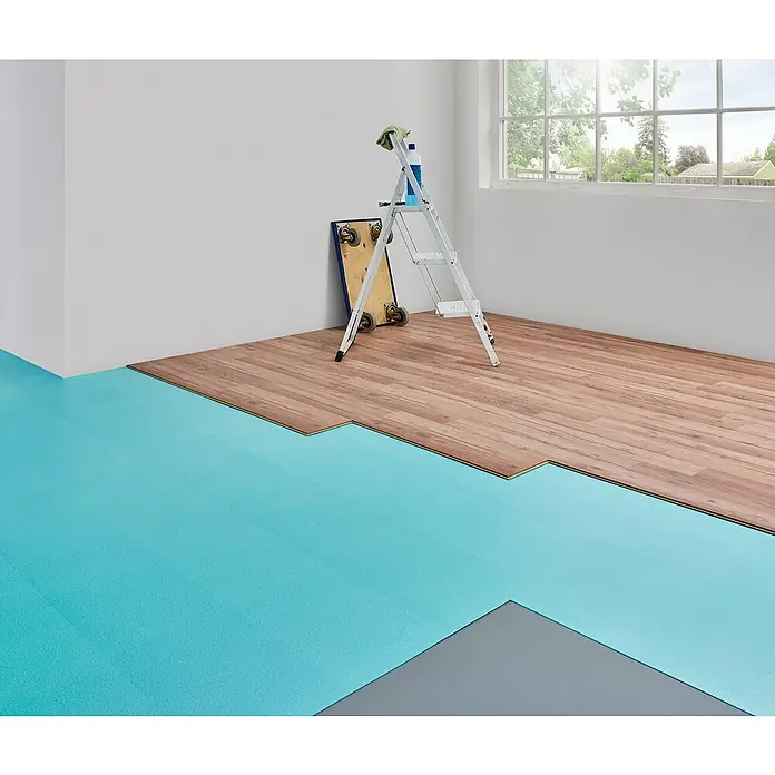 LOGOCLIC Base aislante XPS Easy - 15 m², Espesor: 2,2 mm - Vista de una habitación donde se está colocando suelo laminado. Se muestra la base, el laminado y una escalera.
