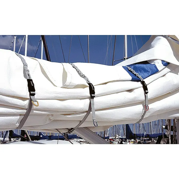 Blue Performance Segeleinbinder - Verstellbar: 220 mm - 340 mm, 3 Stk. - Detailansicht eines Segelgurtsystems zur sicheren und ordentlichen Lagerung eines Segels auf einem Boot.