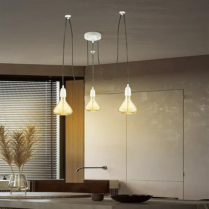 Home Sweet Home Lampenbaldachin - 3-fach, Weiß, Metall, 12 cm - Drei dekorative Glühlampen mit filigranen schwarzen Kabeln hängen von der Decke und erzeugen eine warme Atmosphäre.