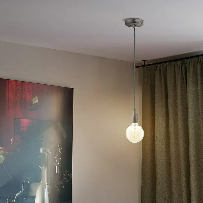 Home Sweet Home Lampenbaldachin - 1-fach, Gun Metal, Metall, 11 cm - Nahaufnahme einer Hängelampe mit einer Glühbirne, die ein warmes Licht ausstrahlt und eine gemütliche Atmosphäre erzeugt.