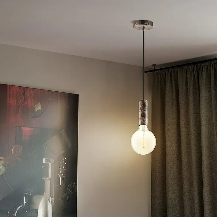 Home Sweet Home Lampenbaldachin - 1-fach, Rost, Metall, 11 cm - Nahaufnahme einer einzelnen Pendelleuchte mit einer dekorativen, bernsteinfarbenen Edison-Glühbirne, die einen warmen Schein abgibt.