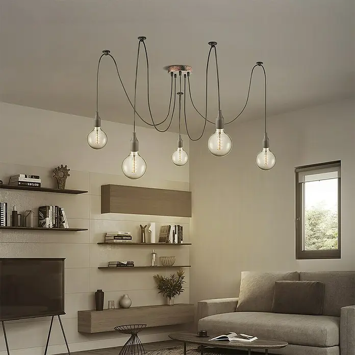 Home Sweet Home Lampenbaldachin - 5-fach, Rost, Metall, 12 cm - Eine moderne Pendelleuchte mit fünf Glühbirnen hängt in einem stilvollen Wohnzimmer und sorgt für warmes Licht.
