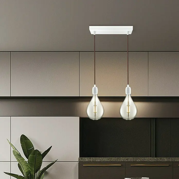 Home Sweet Home Textilkabel Meterware Online - Braun, 3, 0,75 mm² - Zwei elegante Pendelleuchten mit Tropfenform-Glühbirnen und weißem Baldachin über einer modernen Küchentheke.
