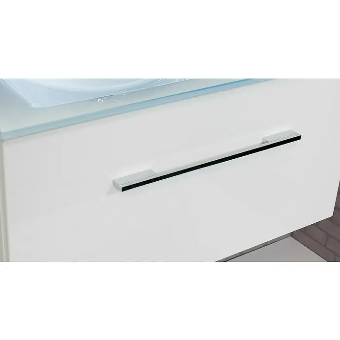 Camargue Stella Waschtischunterschrank - 79,4 x 48,8 x 39 cm, Mit Beleuchtung, Weiß - Nahaufnahme eines weißen Badezimmerschranks mit einem eleganten, rechteckigen Chromgriff. Das Design ist modern und minimalistisch.