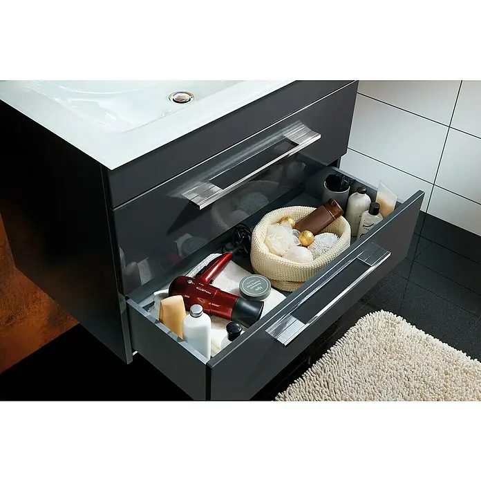 Camargue Stella Waschtischunterschrank - 59,2 x 40,8 x 49 cm, Ohne Beleuchtung, Grafit - Ein moderner Badezimmerschrank mit offenem Schubfach, gefüllt mit Pflegeprodukten, einem Föhn und Badutensilien. Das Bad ist modern und sauber.