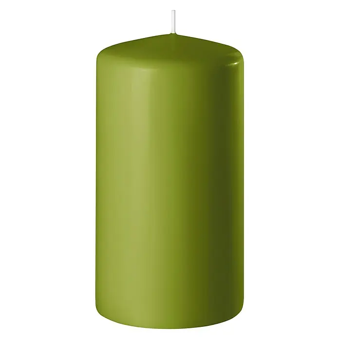Stumpenkerze Safe - Ø x H: 7 x 10 cm, Olive - Grüne Stumpenkerze mit einem weißen Docht. Die Kerze hat eine glatte Oberfläche und eine zylindrische Form für stimmungsvolles Licht.