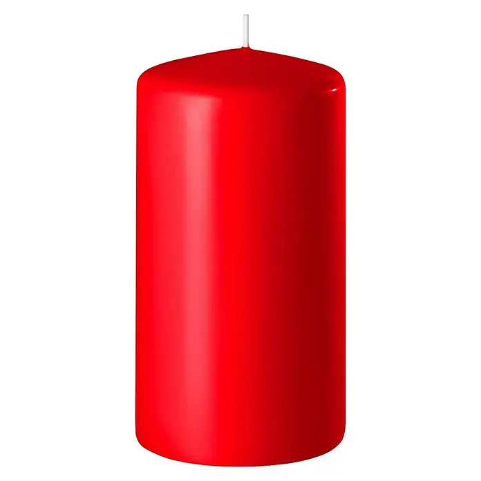 Stumpenkerze Safe - Ø x H: 6 x 10 cm, Rubinrot - Nahaufnahme einer großen, zylindrischen roten Stumpenkerze mit weißem Docht vor schwarzem Hintergrund.