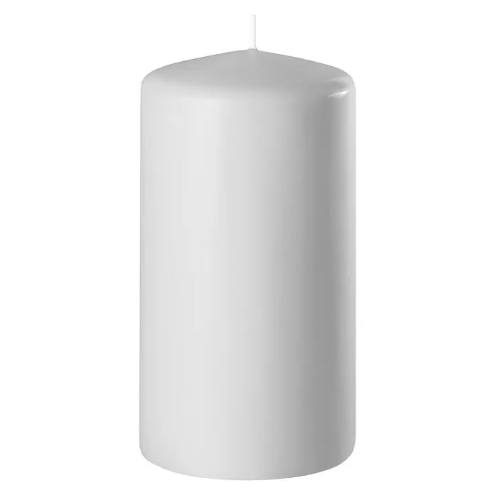 Stumpenkerze Safe - Ø x H: 6 x 10 cm, Silbergrau - Nahaufnahme einer großen, zylindrischen Stumpenkerze aus weißem Wachs mit einem kurzen Docht, ideal für stimmungsvolle Beleuchtung.