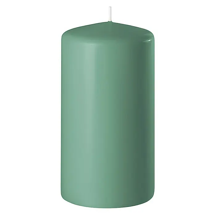 Stumpenkerze Safe - Ø x H: 6 x 8 cm, Smaragd - Nahaufnahme einer grünen Stumpenkerze mit einem weißen Docht. Das Licht spiegelt sich sanft auf der Oberfläche der Kerze.