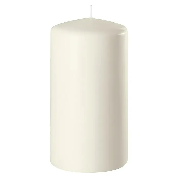 Stumpenkerze Safe - Ø x H: 7 x 10 cm, Wollweiß - Nahaufnahme einer cremefarbenen Stumpenkerze mit einem kurzen Docht, die ein warmes und beruhigendes Gefühl vermittelt.