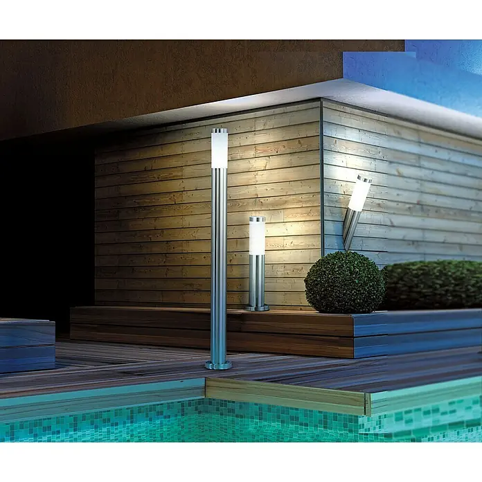 Globo Boston Aplique exterior - 8,5 W, 7,6 x 7,6 x 40 cm, Plata, IP44 - Elegantes luces de exterior de acero inoxidable iluminan un moderno patio con piscina y revestimiento de madera. Ideal para iluminación ambiental.