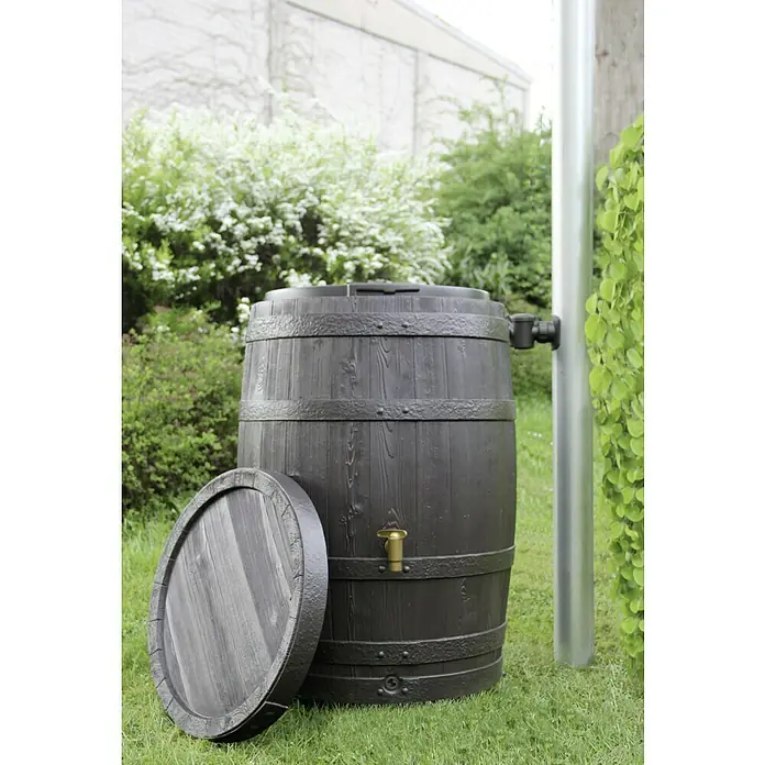 4rain Regenspeicher Vino - 250 l, Dunkelbraun - Detailaufnahme einer Regentonne in Holzoptik mit offenem Deckel, stehend im Garten. Der Wasserhahn ist aus Messing und gut sichtbar.