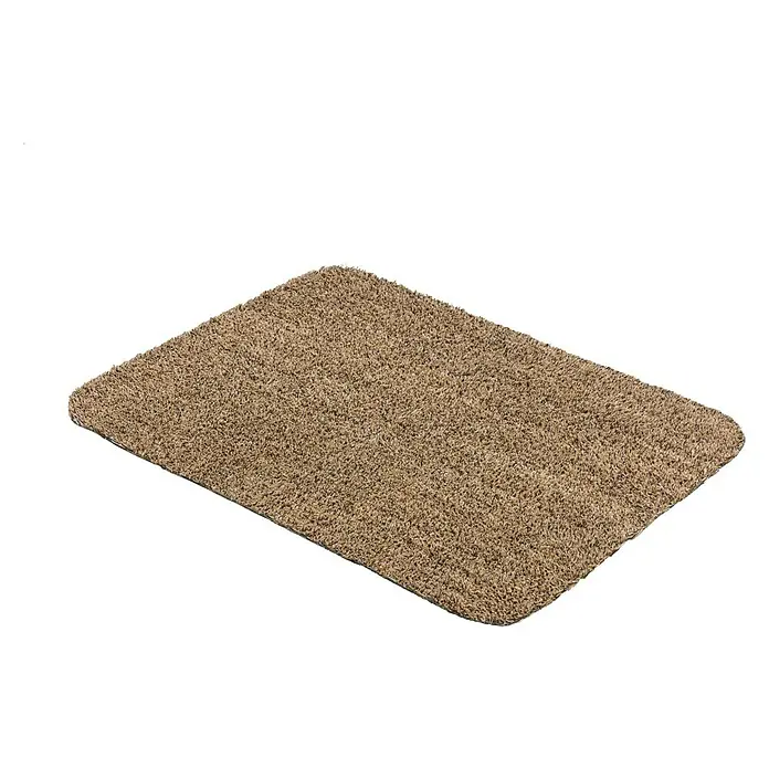 Astra Fußmatte Entra Saugaktiv - Beige, 60 x 75 cm, Material Nutzschicht: 100 % Baumwolle - Eine Nahaufnahme einer braunen, rechteckigen Badematte mit weichen, strukturierten Fasern auf schwarzem Hintergrund. Perfekt für jedes Badezimmer.