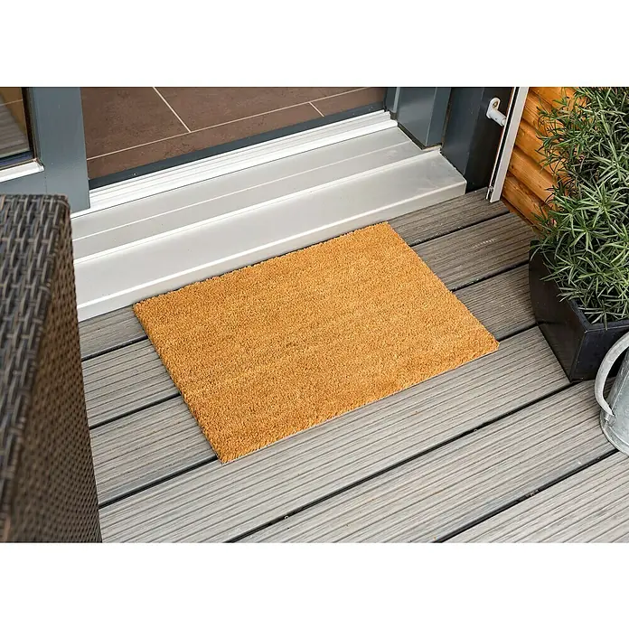 Astra Fußmatte - 50 x 80 cm, Natur, Kokosvelours, Kokos - Außenaufnahme einer Fußmatte aus Kokosfaser vor einer Tür auf einer Terrasse.