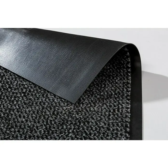 Astra Schmutzfangmatte Achat - Anthrazit/Grau, 120 x 80 cm, Material Nutzschicht: 100 % Polypropylen - Nahaufnahme einer schwarzen Fußmatte mit gerolltem Rand, die die Textur und das Material der Matte hervorhebt.