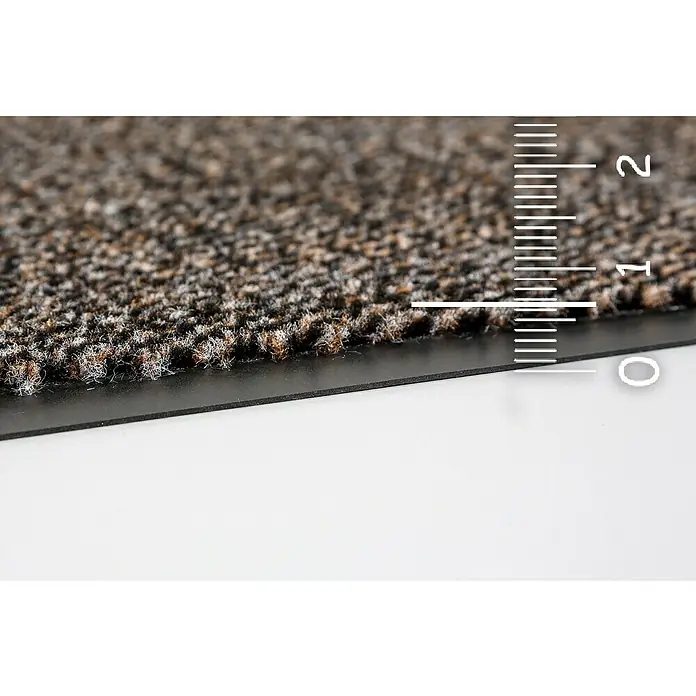 Astra Schmutzfangmatte Achat - Braun, 60 x 80 cm, Material Nutzschicht: 100 % Polypropylen - Nahaufnahme einer braun-melierten Fußmatte mit einer Messskala, die die Dicke des Teppichs zeigt. Ideal für den Eingangsbereich.