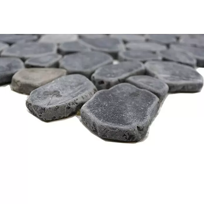 Mosaikfliese Kiesel XKS 402 - 31,5 x 31,5 cm, Schwarz, Matt - Nahaufnahme von flachen, dunkelgrauen Natursteinfliesen in unregelmäßigem Muster.