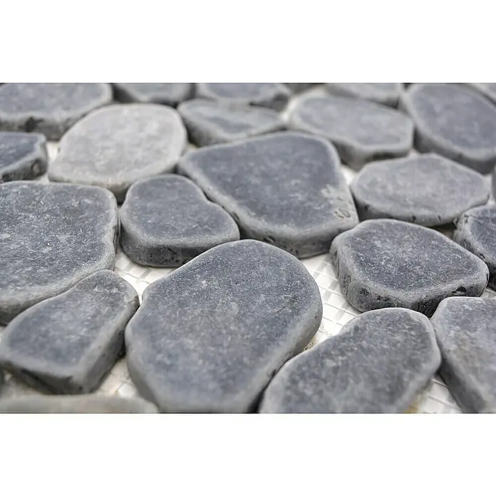 Mosaikfliese Kiesel XKS 402 - 31,5 x 31,5 cm, Schwarz, Matt - Nahaufnahme von grauen Kieselsteinen, die auf einer hellen Oberfläche angeordnet sind, ideal für Dekorations- und Designprojekte.