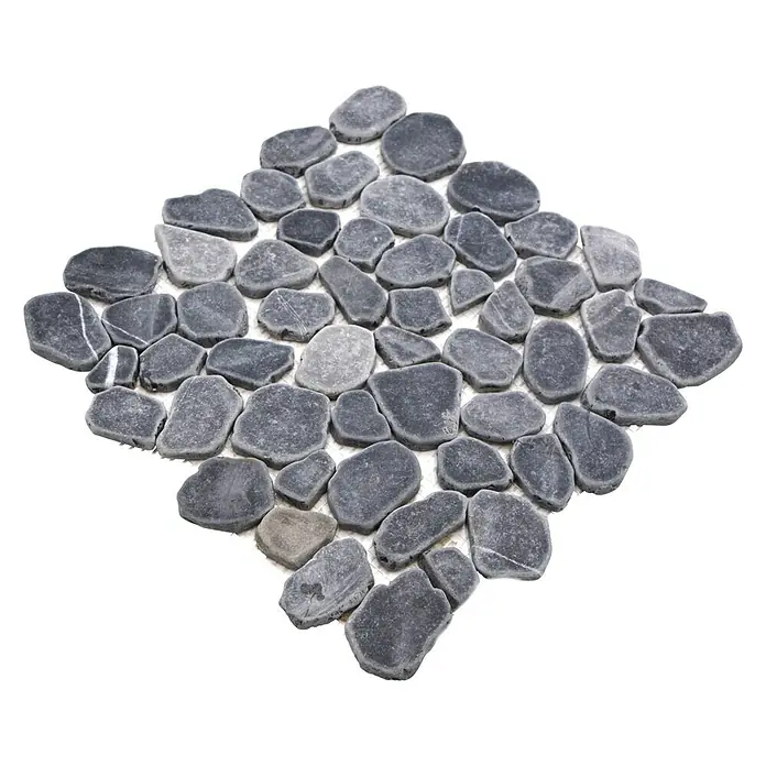 Mosaikfliese Kiesel XKS 402 - 31,5 x 31,5 cm, Schwarz, Matt - Nahaufnahme eines Musters aus polierten, grauen Kieselsteinen, die für Bodenbeläge oder Mosaike geeignet sind. Perfekt für stilvolle Innen- und Außenbereiche.
