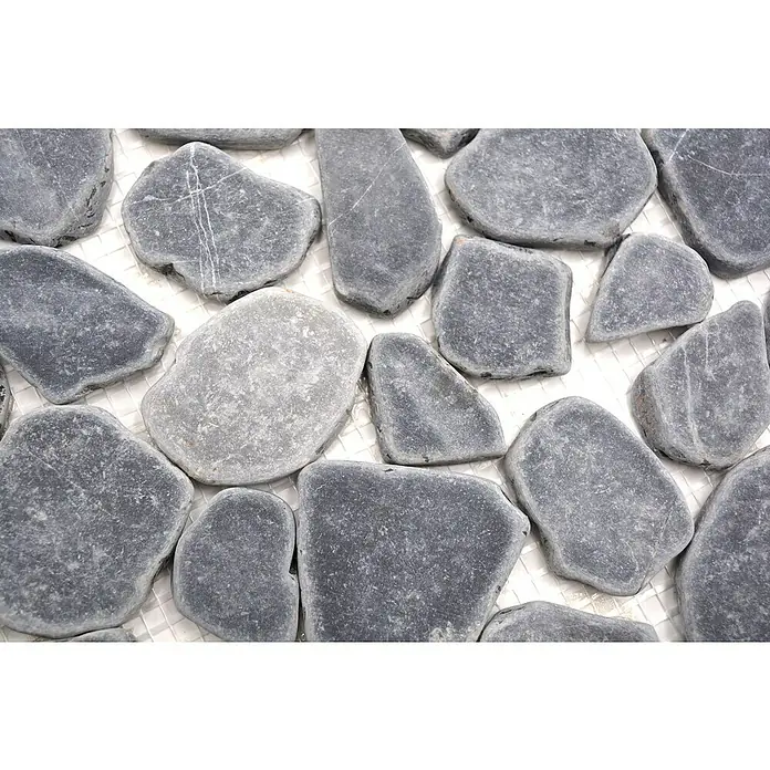 Mosaikfliese Kiesel XKS 402 - 31,5 x 31,5 cm, Schwarz, Matt - Nahaufnahme von grauen Kieselsteinen auf einer hellen, quadratischen Netzunterlage. Natürliches Steindekor für Bodenbeläge und Wandverkleidungen.