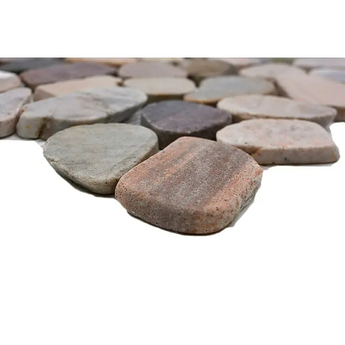 Mosaikfliese Kiesel XKS 404 - 31,5 x 31,5 cm, Beige/Grau, Matt - Nahaufnahme von dekorativen, flachen Flusskieselsteinen in verschiedenen natürlichen Farben. Ideal für Bodenbeläge oder Wandverkleidungen.