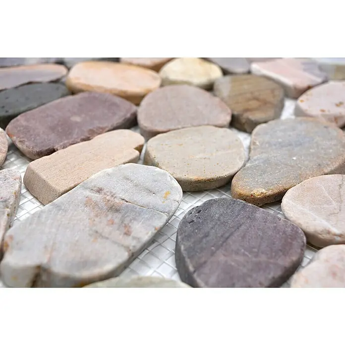 Mosaikfliese Kiesel XKS 404 - 31,5 x 31,5 cm, Beige/Grau, Matt - Nahaufnahme von losen Flusssteinen auf einer Gitterunterlage, ideal für dekorative Oberflächen oder Mosaike.