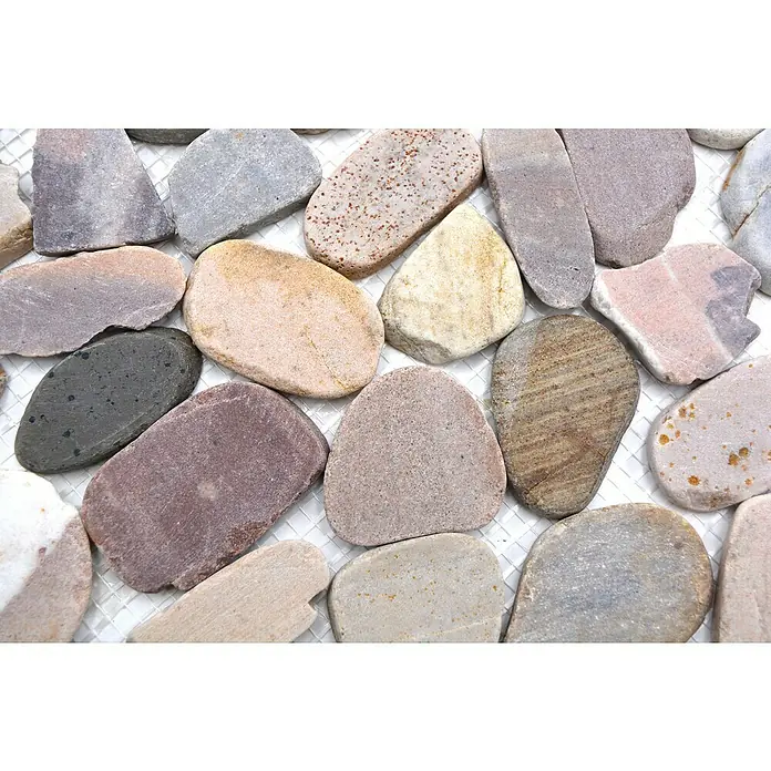 Mosaikfliese Kiesel XKS 404 - 31,5 x 31,5 cm, Beige/Grau, Matt - Nahaufnahme von dekorativen Flusskieselsteinen, die eine Vielzahl von Größen, Farben und Texturen aufweisen. Ideal für kreative Bastelprojekte.