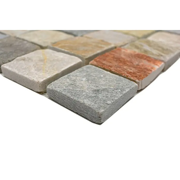 Mosaikfliese Quadrat XQM 001M - 30,5 x 30,5 cm, Beige/Grau, Matt - Nahaufnahme eines Mosaiks aus Natursteinen in verschiedenen Farben, ideal für Bad und Küche.