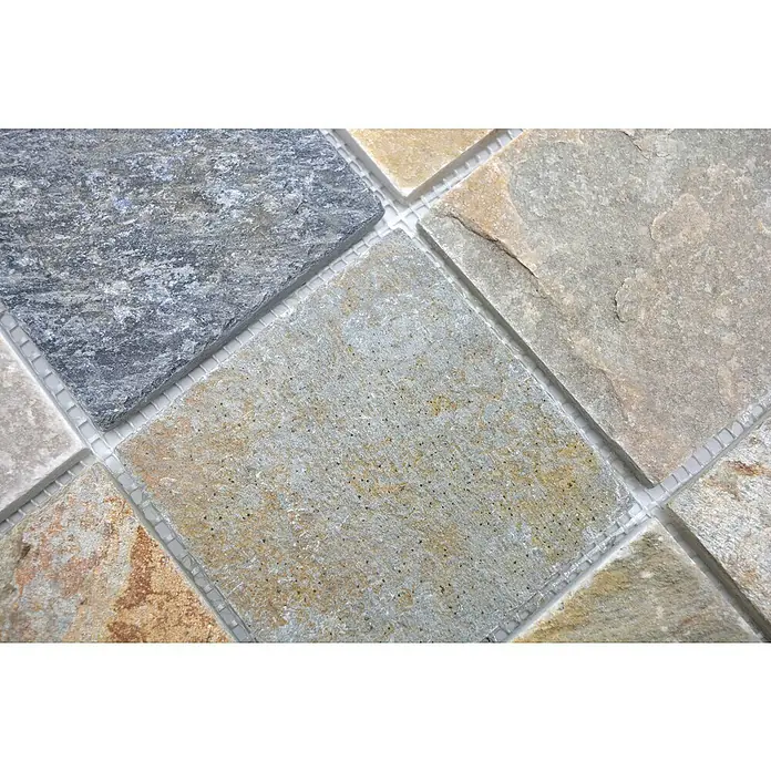 Mosaikfliese Brick XQM 100L - 29,8 x 29,8 cm, Beige/Grau, Matt - Nahaufnahme von Natursteinfliesen in verschiedenen Farben, verbunden durch ein Netz aus kleinen, hellen Mosaiksteinen.