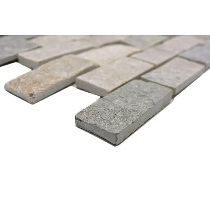 Mosaikfliese Brick XQM 13IL - 30 x 30 cm, Beige, Matt - Nahaufnahme eines Musters aus rechteckigen Natursteinen in verschiedenen Grautönen. Ideal für Wandverkleidungen und dekorative Elemente.