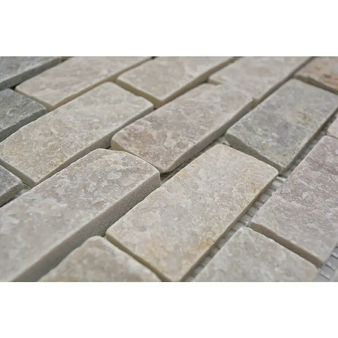 Mosaikfliese Brick XQM 13IL - 30 x 30 cm, Beige, Matt - Nahaufnahme von grauen und weißen Marmor Mosaikfliesen, die ein elegantes und zeitloses Muster für die Innenraumgestaltung bieten.