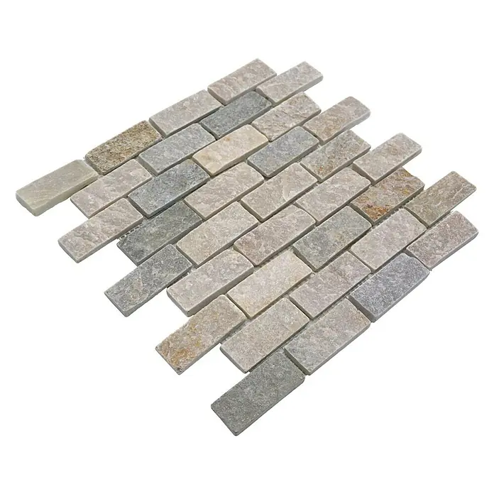 Mosaikfliese Brick XQM 13IL - 30 x 30 cm, Beige, Matt - Nahaufnahme eines Mosaiks aus Natursteinen in Grau- und Beigetönen, das eine elegante und natürliche Textur für Wand- und Bodengestaltung bietet.