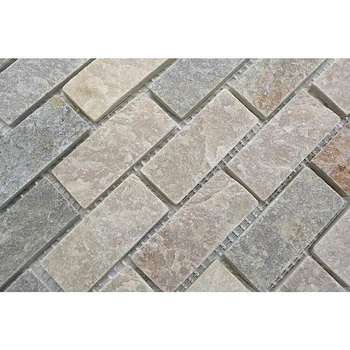 Mosaikfliese Brick XQM 13IL - 30 x 30 cm, Beige, Matt - Nahaufnahme von rechteckigen Steinmosaikfliesen in verschiedenen Grautönen und Beige, verlegt im Fischgrätmuster.