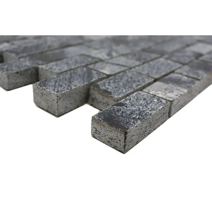 Mosaikfliese Brick XMI 117 - 30,5 x 32,5 cm, Silbergrau, Matt - Nahaufnahme von grauen Mosaikfliesen, die ein elegantes und modernes Design für Wand- oder Bodenbeläge bieten.