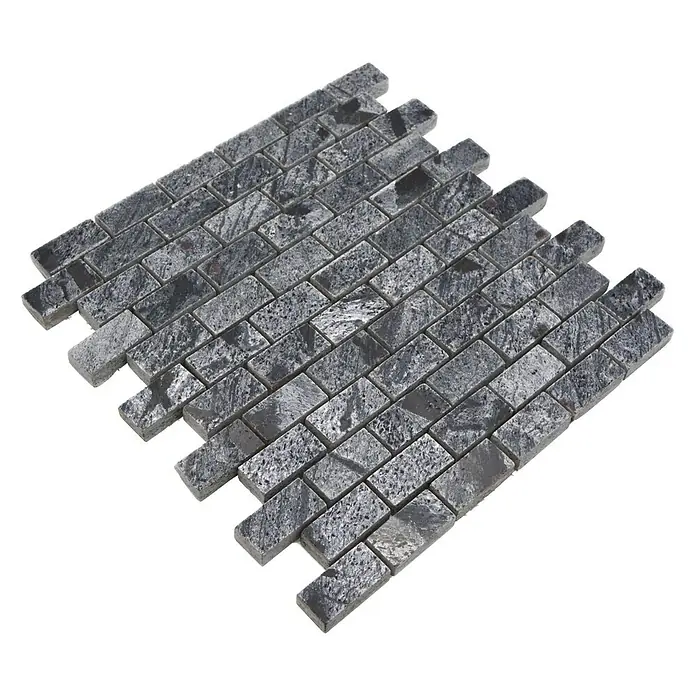 Mosaikfliese Brick XMI 117 - 30,5 x 32,5 cm, Silbergrau, Matt - Nahaufnahme eines Musters aus grauen, rechteckigen Mosaikfliesen, die auf einem schwarzen Hintergrund angeordnet sind.
