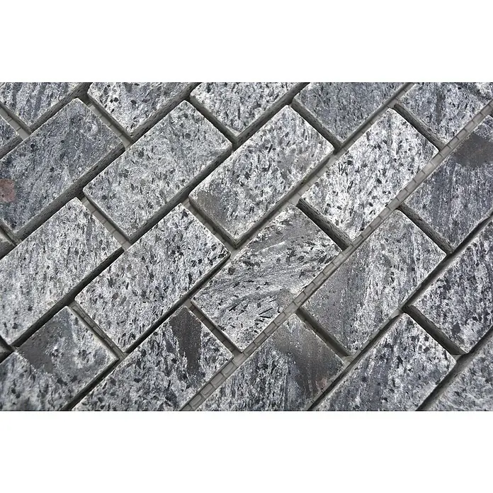 Mosaikfliese Brick XMI 117 - 30,5 x 32,5 cm, Silbergrau, Matt - Nahaufnahme von grauen Mosaikfliesen in einem Fischgrätenmuster, die eine robuste und stilvolle Oberfläche für Innenräume schaffen.
