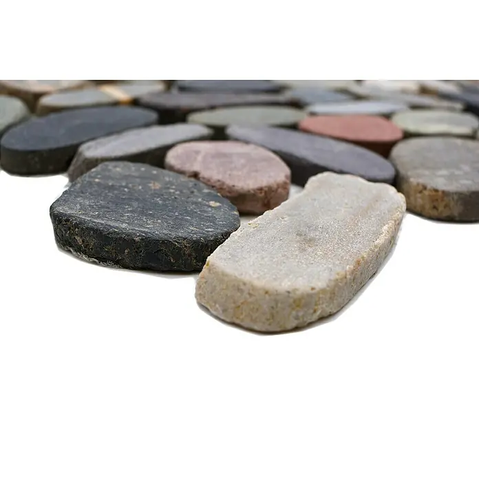 Mosaikfliese Kiesel XKS 403 - 31,5 x 31,5 cm, Grau/Beige, Matt - Nahaufnahme verschiedener Mosaiksteine mit unterschiedlichen Texturen und Farben, die ein interessantes Muster bilden.